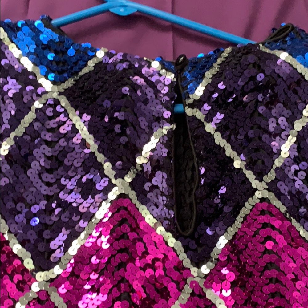 Sequined top. - Picture 3 of 4
